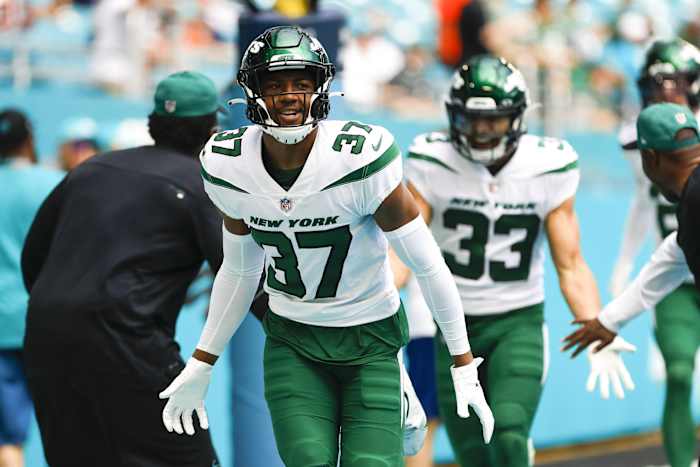 Jets cornerback Bryce Hall warming up